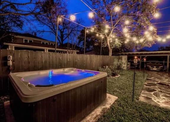 Couples Retreat, Hot Tub, King Bed, Near Pearl - Image 2