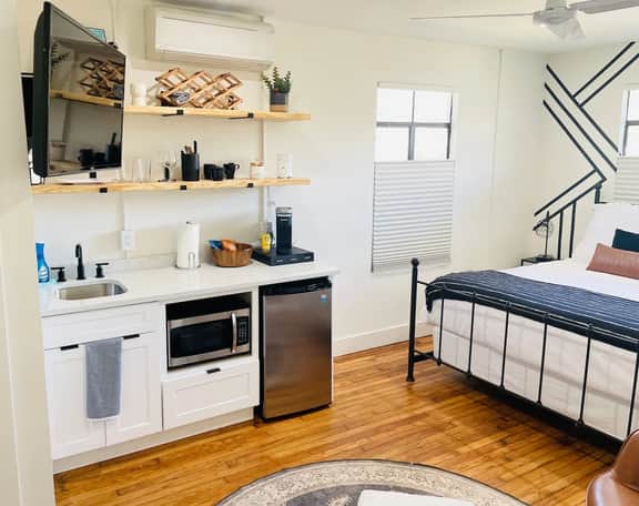 Near Pearl, DT, St Mary’s Strip| King Bed Walkable - Image 3