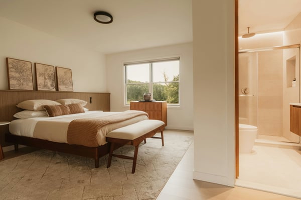 Warm mid-century bedroom with ensuite bathroom and garden window